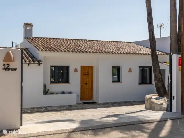 Van harte welkom bij Casa Bliss Moraira. Parkeren kan op eigen terrein achter een afsluitbare rolpoort